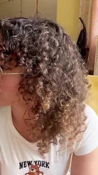 Madrastra judía folla hijastro y amigo en pantalones cortos