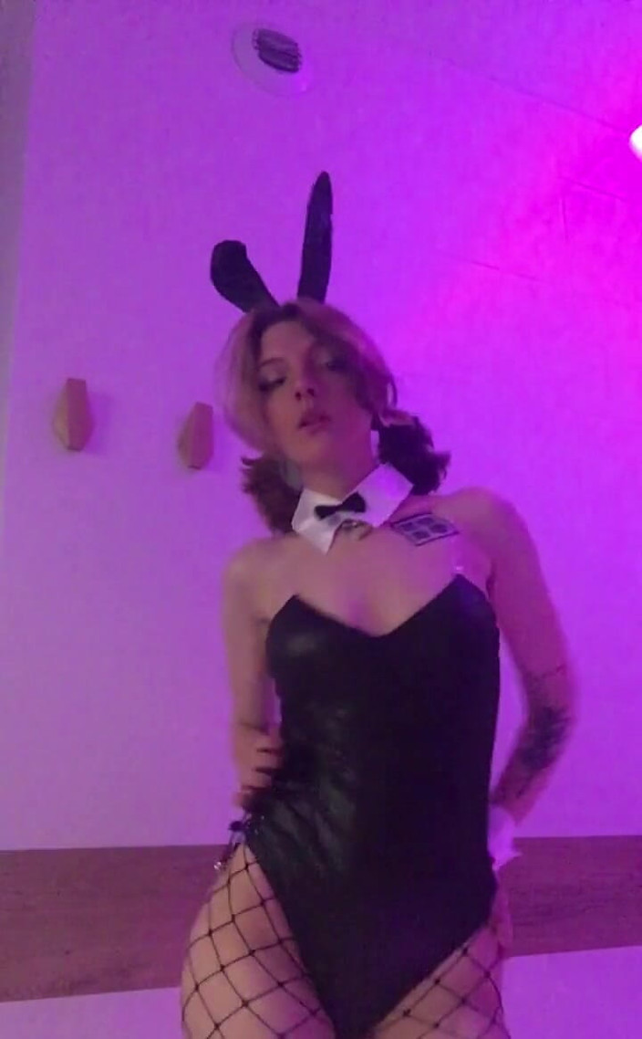 Soft Vulgar: Ik heb eindelijk mijn konijnenoutfit wil je een klein konijntje...