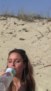 Bella ragazza bronzata di 18 anni nuda in spiaggia