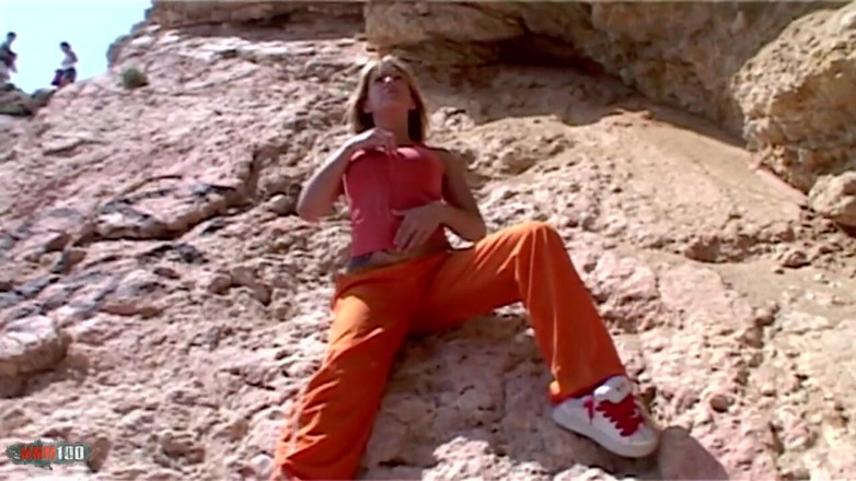 MMM100: ジェニー:岩場でストリップをするホットなスペイン人アマチュア美女