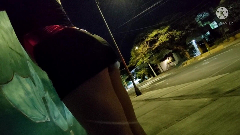 Traviezisha: Sissy travestiet loopt naar buiten met een vibrator in haar...