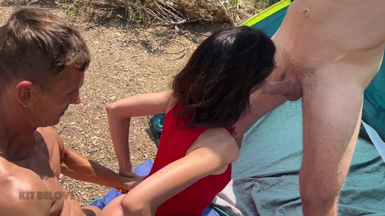 Kit Belove Straight: 两个男人在海滩上认识了一对情侣并操了他的女友