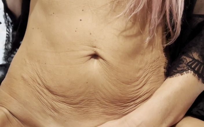 Nofaceblonde: Ateşli anne odada tek başına mastürbasyon yapıyor ve çok güçlü bir...
