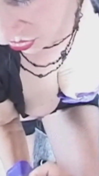 Une MILF française en latex se fait baiser au visage