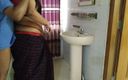 Aria Mia: La tía caliente tamil se para delante del espejo y...