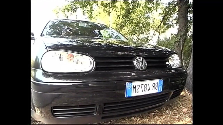 Young Sinner: Fantastická mladá blondýnka saje v autě velkého ptáka, který se...