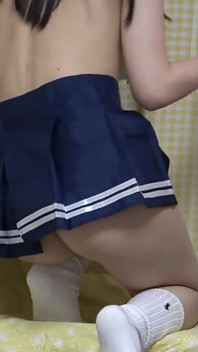 일본 소녀 전용 아파트, 마른 소녀 미니 스커트, 브래지어 앞치마 유니폼이 없는 방, 의자에 앉아 있는 끈통