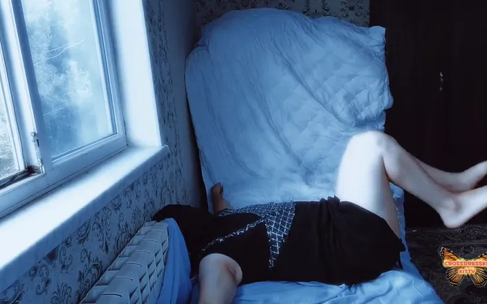 Kitty_Cross: Twilight - Vampire Trans Playing at the Window for Attracting People...