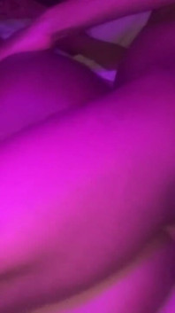 热辣的乌木女郎从后面和侧面的性感时刻