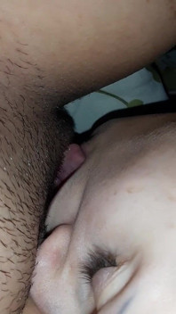 La mia vicina mi ha leccato rapidamente la figa in cucina in modo che suo marito non ci beccasse