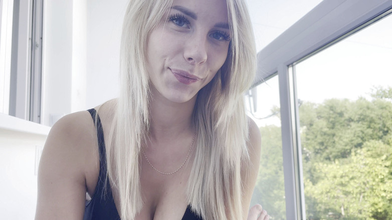 Vik1one: Kráska opravdu chyběla po mém velkém čůrákovi, jemně ho vzala do...