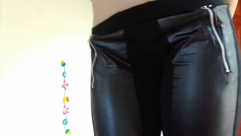 MissAnja_FH: 裂けたレギンス、尻をじらす、そして大量の噴射