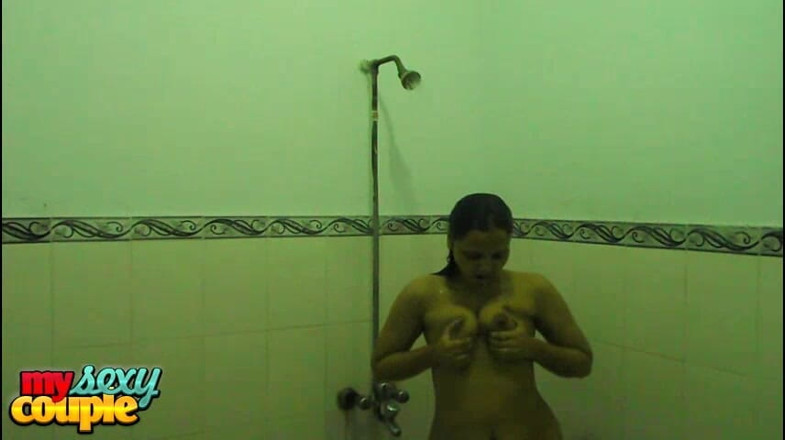 Desi Couple Sunny & Sonia: Desi-vrouw neemt een douche na de seks
