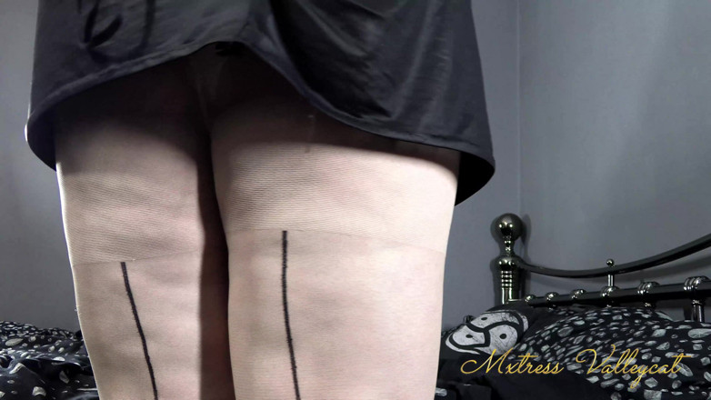 Mxtress Valleycat: You're only good for worshiping my seams
