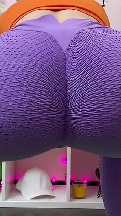 Sheryl X Sinclair: Ședință sexy de yoga cu genuflexiuni și masturbare