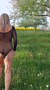 Donna Matura Che Gira Fuori Con Una Tuta Trasparente!