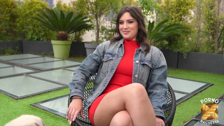 Porno Baguette: Laury, si rambut cokelat seksi, dientot sama dua kontol