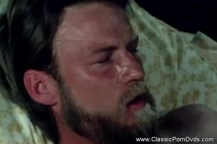 Classic Porn DVDs: Guardare una classica scena porno scendere