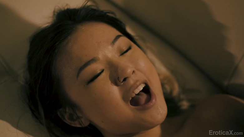 Erotica X: Adorabila asiatică Lulu Chu se fute în noaptea de Halloween - Eroticax