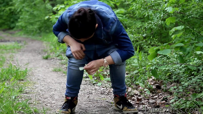 Love 2 Piss: Wiping with a leaf