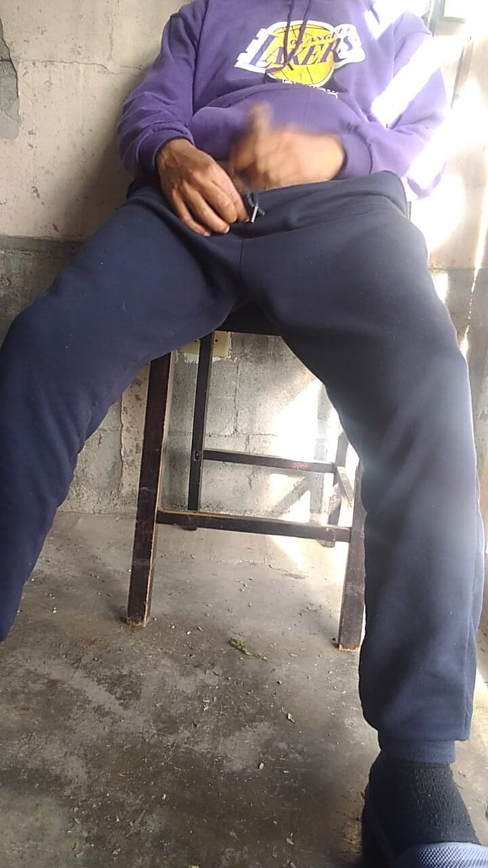 AlexAlejandro13: Sentado na cadeira enquanto eu me masturbo, em frente ao...