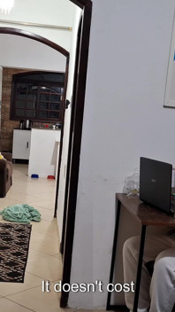 La verdadera esposa engaña a su marido mientras él lleva auriculares con el repartidor.