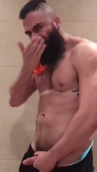 Táta se po tréninku rád čichá.
