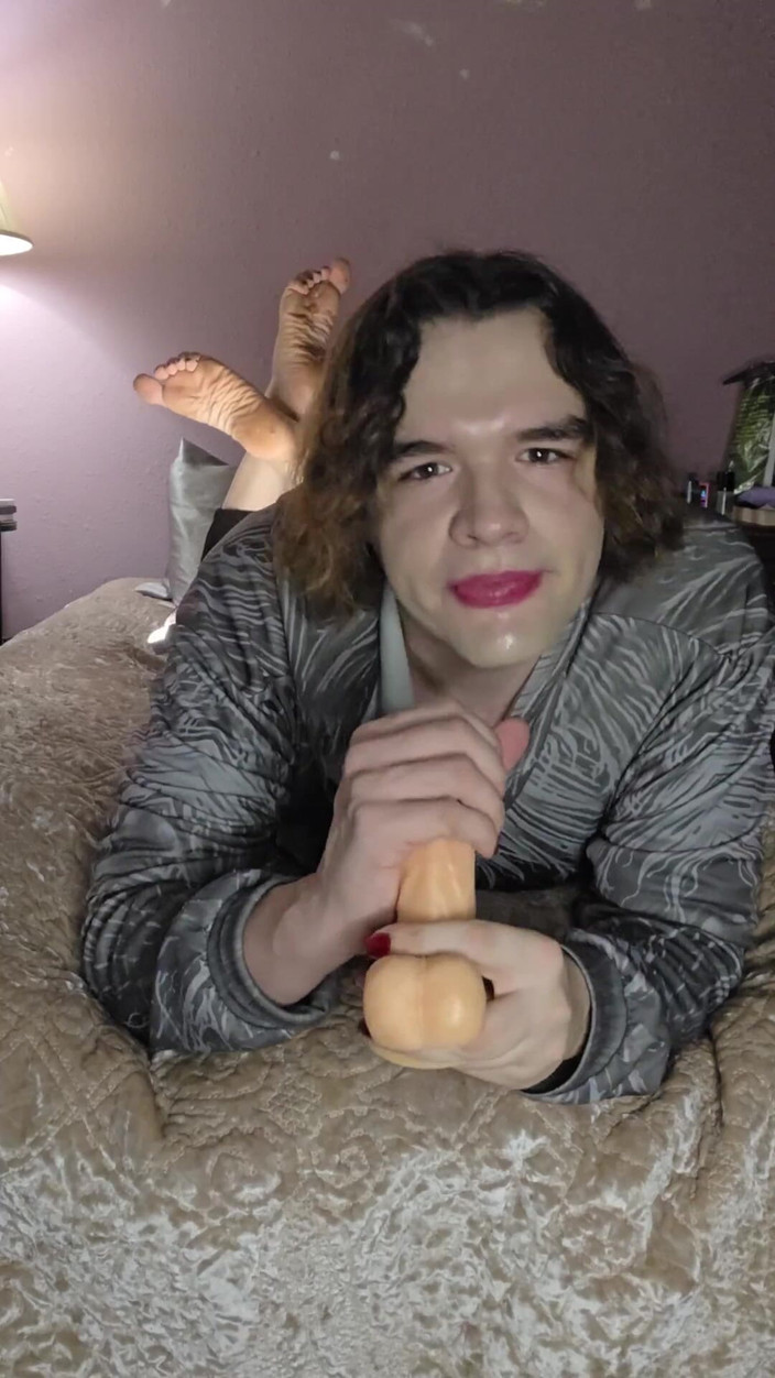 Miss Dimples: Nonbinary Femboy face un antrenament în gât în timp ce face "ipostaza"
