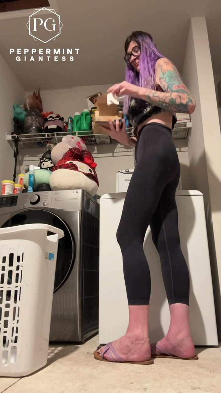 Peppermint Giantess: 6'7 Barefoot Giantess Towers Over Everything at Home! Height Comparisons +...