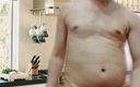 Cute &amp; Nude Crossdresser: Гарячий і сексуальний хлопець повністю оголений на кухні наодинці