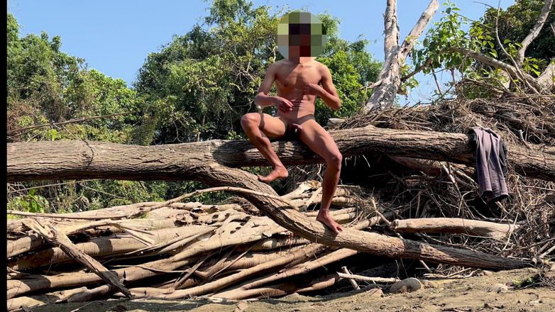 LonlyBoy: Joven solo disfrutando en la jungla