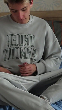 Sweet Twink iki büyük yaraklı öğrenciyi seks için baştan çıkarıyor bölüm 1