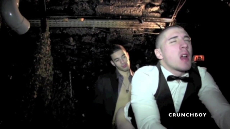 Crunch Boy: Matt dikongkek barman lurus Arab yang curious