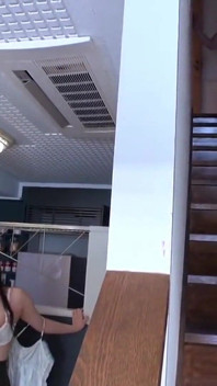 Sorglos blick - erwischt bei der reaktion, aber sie beschließt in aller stille, sich darum zu kümmern - teil1