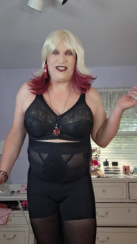Mia Nonna in Biancheria Intima, Si Prepara Ad Uscire!