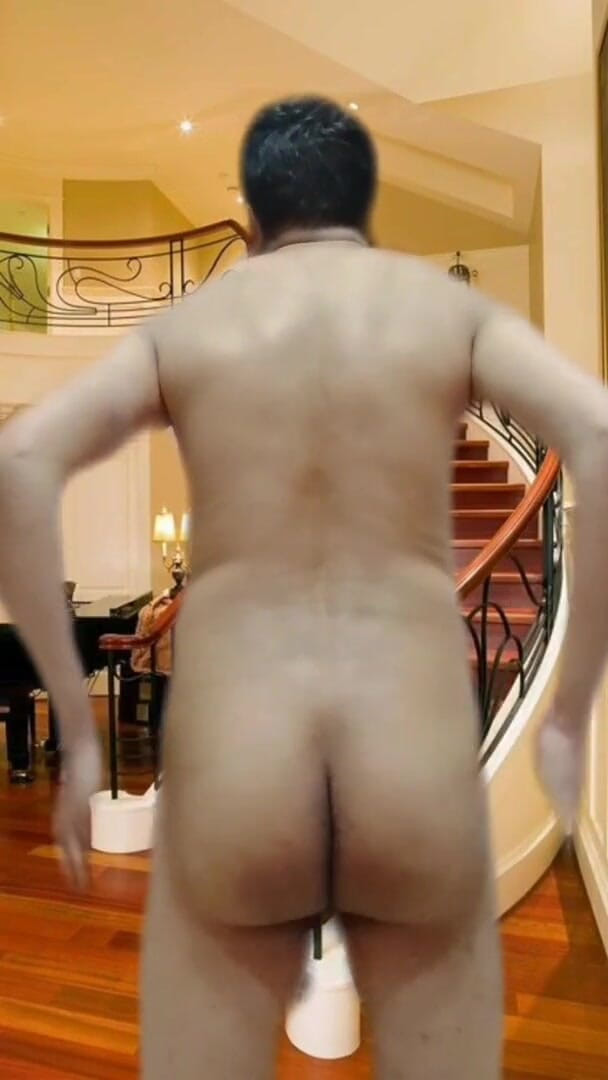 Cute & Nude Crossdresser: Nagi chłopiec w wirtualnym korytarzu pokazuje swoje seksowne nagie ciało...