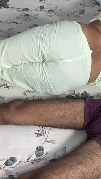 Bini suami dengan buah dada foreplay romantik menekan dan berkongkek dalam semua posisi