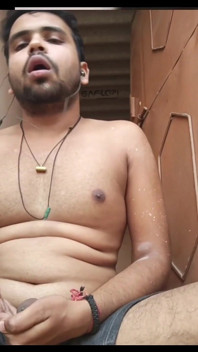 Eu assistindo desesperadamente um vídeo de 2 meninos com tesão fodendo duro
