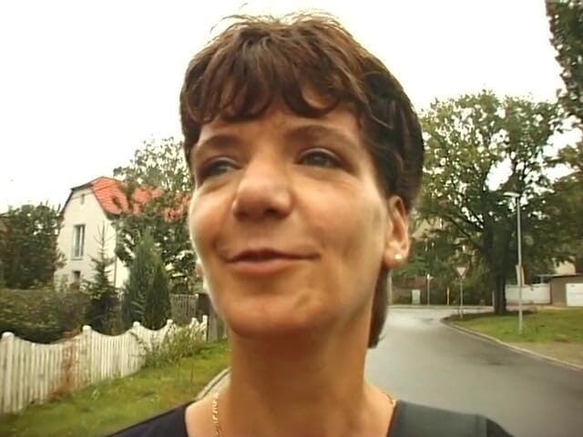 Xfucks: Brunett mogen jizzed på bröst efter sugande gamla mans kuk