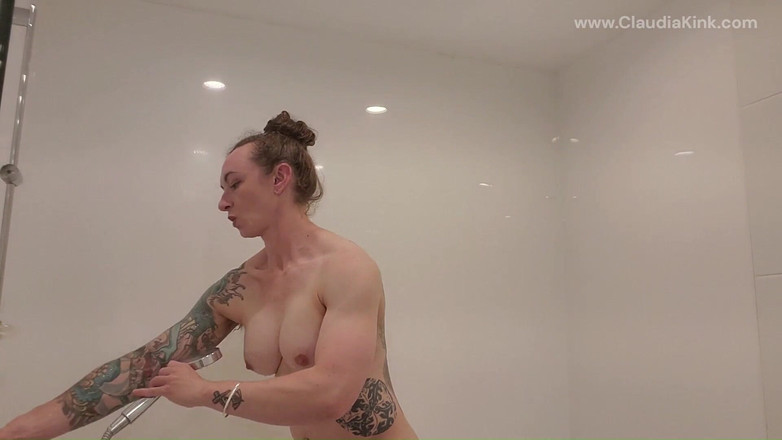 Claudia Kink: Намилена велетень чхає