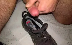 Kokmuş ayakkabıya boşalma ile fetiş mastürbasyonu!
