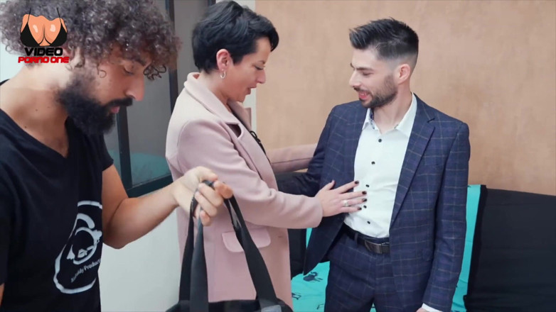 Video Porno One: 45-летняя милф трахается двумя молодыми членами!