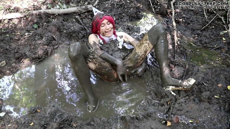 RosalinaxGirl: Trap cosplay Maki bride messy play in the mud