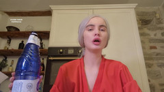 Faith Eros: Madrasta chupando uma garrafa - fetiche por pescoço, fetiche pela garganta