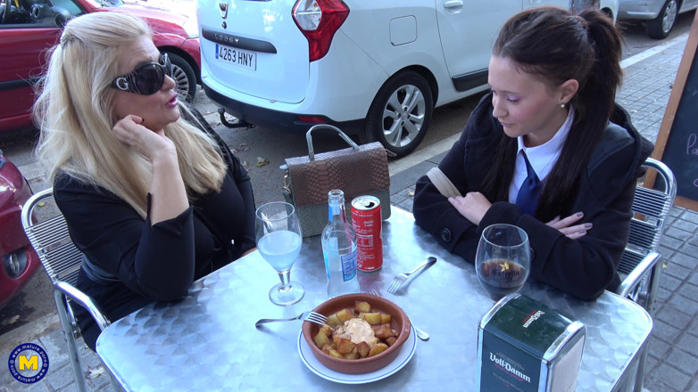Mature NL: Silná zralá dáma s vysokými křivkami šuká drsně hubenou teenagerku.