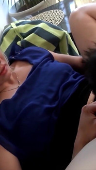 Une blonde se fait mouiller la chatte et se fait baiser par un cocu