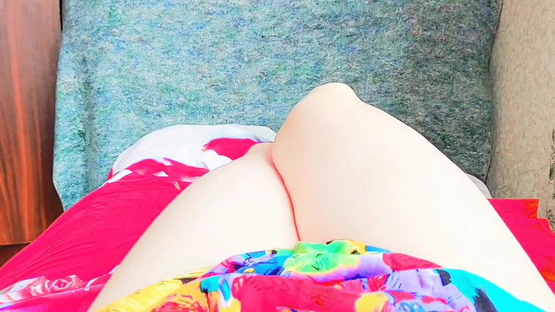 Kitty_Cross: Krásná Shemale se usmívá, zatímco se opírá o cherry tree