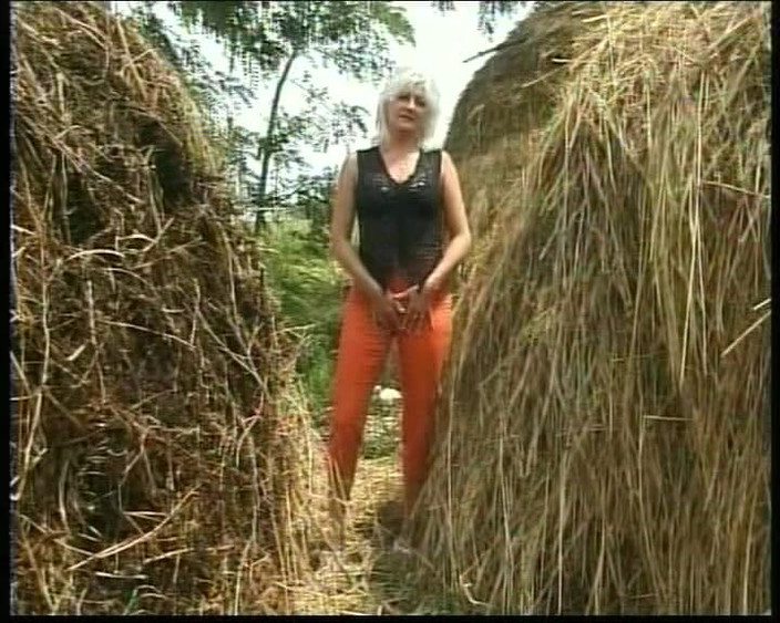 Busty German Sluts: Цю зрілу блондинку з Німеччини трахали на фермі