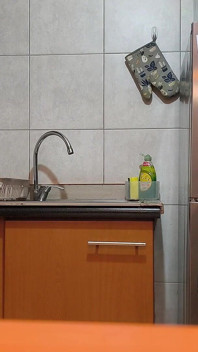Belle-mère sexy et sexy, uniquement fans au ralenti, dans la cuisine