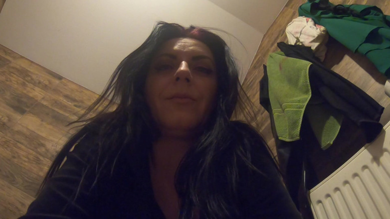 MilfyCalla: Yırtık külotlu çorap çiş fetişi - mavi iç çamaşırı, yakın çekim amcık çiş ve tuvalet dağınıklığı